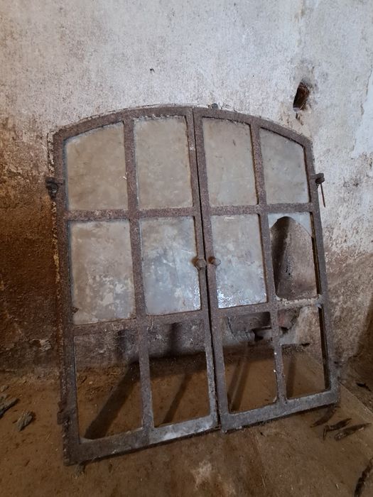Okno żeliwne stare