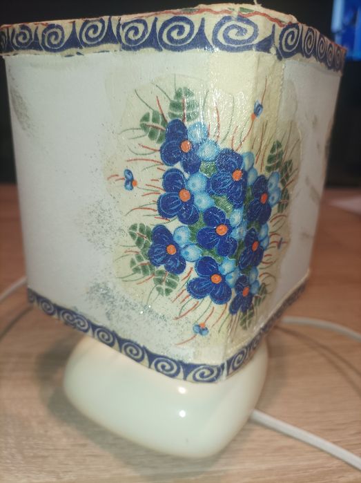 Lampka nocna z żarówka na prąd