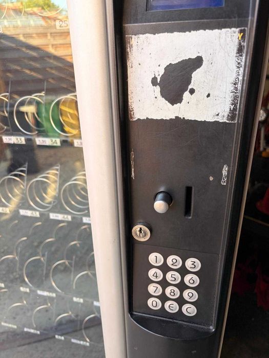 Automat vendingowy Necta Snakky 6-30 + wrzutnik CashFlow 690