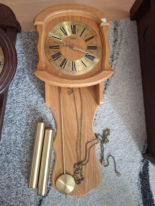 Zegar ścienny marki Asso z obciążnikami