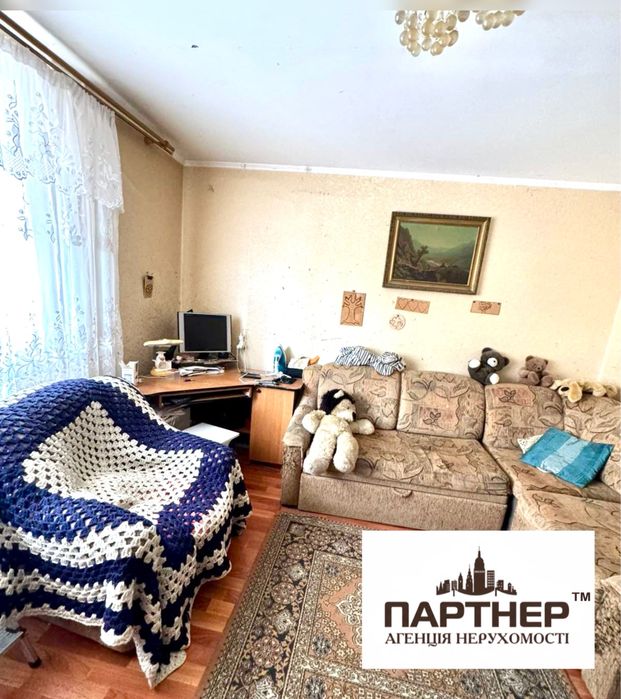 Двокімнатна на другому поверсі. Центр.