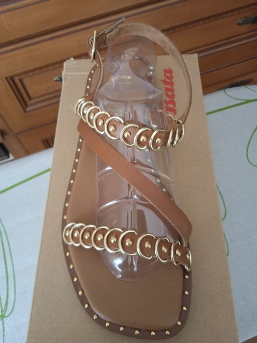 Босоніжки Bata шкіряні