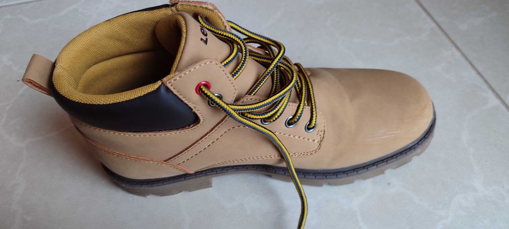 Botas Levis tamanho 39 (grande)