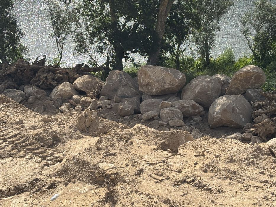 Ofereço / Dou pedra granito amarelo