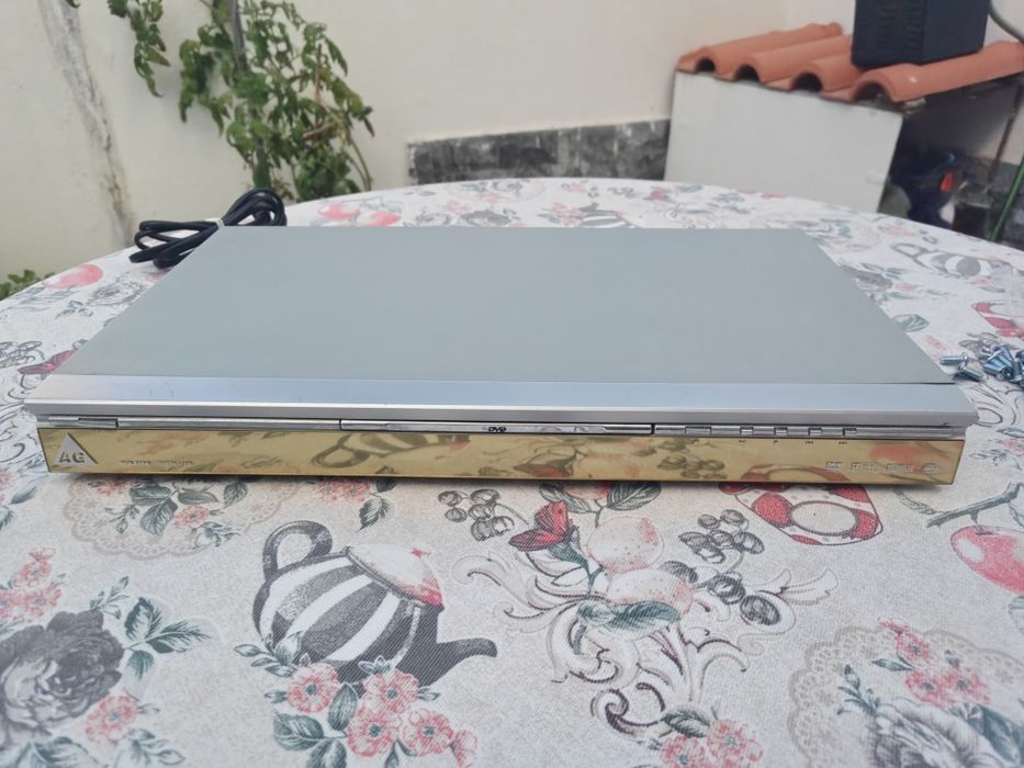 DVD LG -338K, que inclui funcionalidade de karaoke.