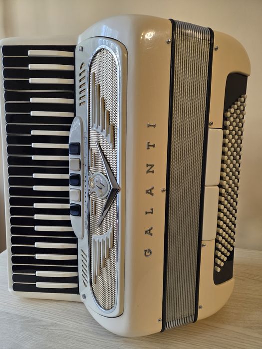 Akordeon GALANTI 120basów 6800 zł