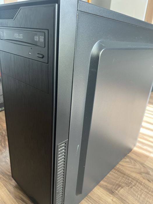 Komputer ASUS.