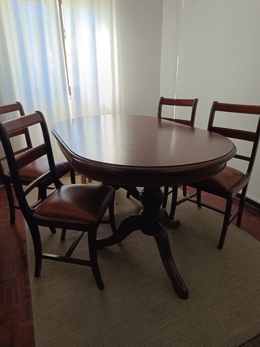 Conjunto Mesa de Jantar em Madeira Maciça + 4 Cadeiras