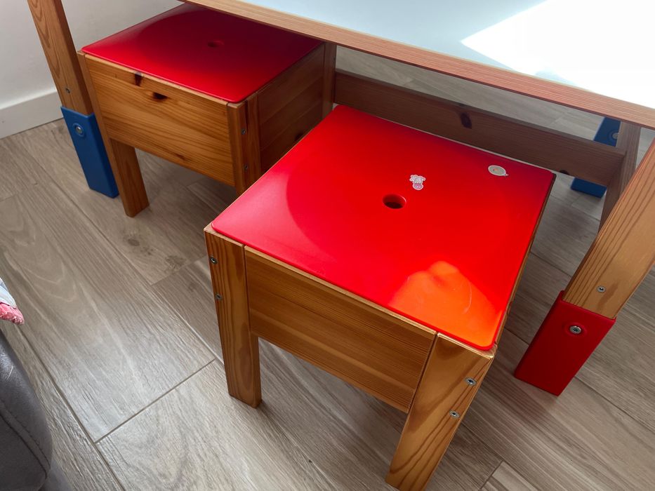 Mesa infantil com 2 bancos com arrumação