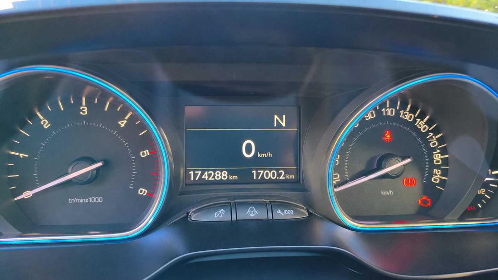 Peugeot 2008 1.6 BlueHDi Automático Allure