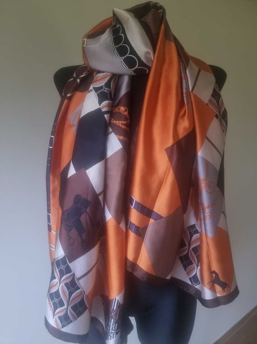 Piekna jedwabna apaszka w stylu Hermes