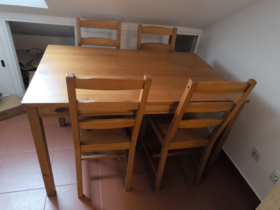 Conjunto mesa e cadeiras em madeira maciça praticamente novos