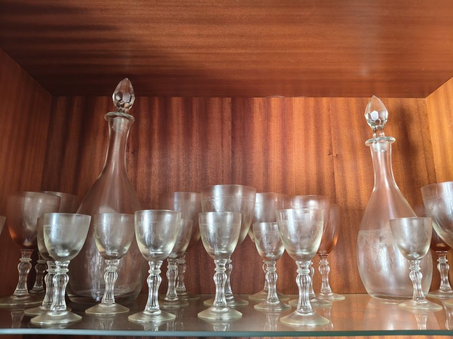 Vendo conjunto de licor e vinho antigo