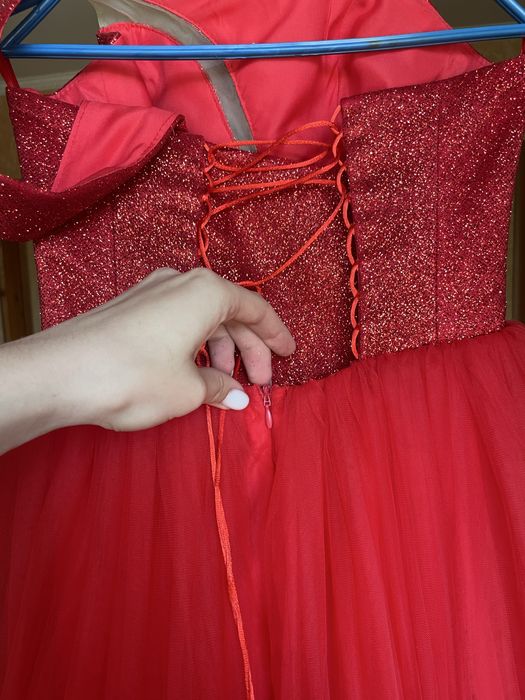 Випускна вечірня сукня на одне плече червона