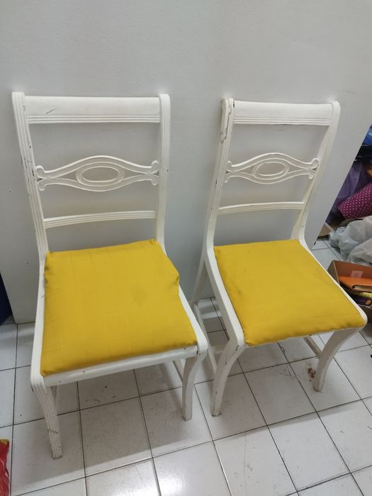 Duas cadeiras de madeira que foram restaurdas