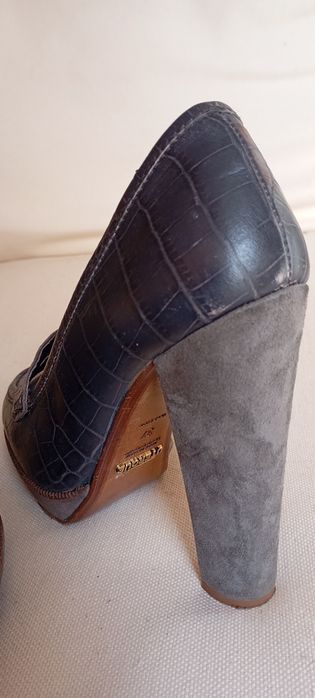 Sapato salto alto cinza em pele Marca Uterque