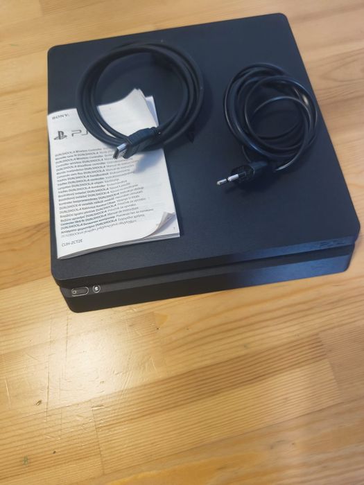 Playstation 4 com os controles e um despostivo de botões extras