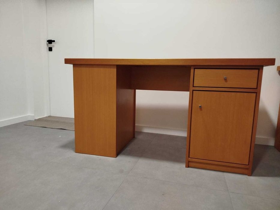 Secretária de contraplacado de tola (madeira maçiça)