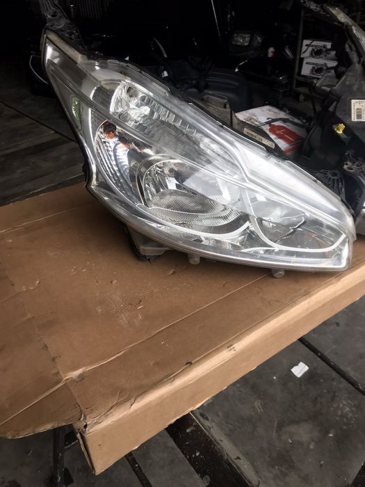 Фари Peugeot 208 Valeo 2012-2019p не поліровані не лаковані