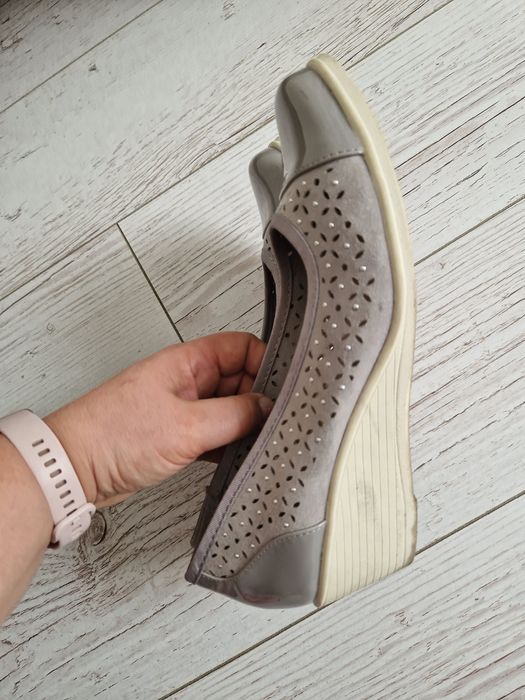 Buty na koturnie ażurowe rozm. 38