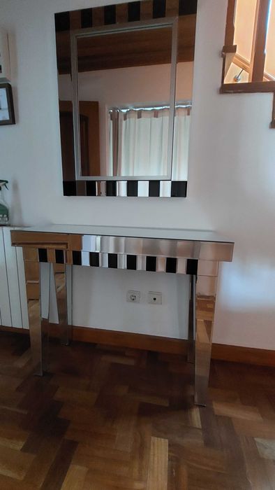 espelho de parede e mesa de hall combinando