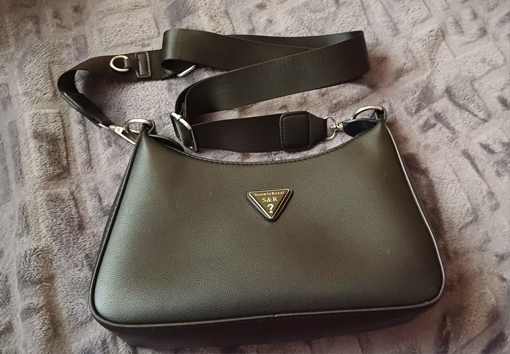 чорна сумка через плече