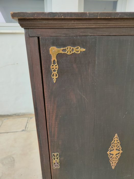 Móvel vertical antigo estilo oriental.