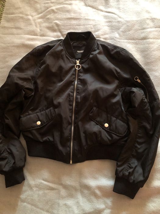 Blusão com fecho inteiro, bolsos á frente com mola