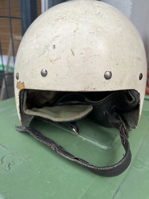 Kask PRL typu orzeszek