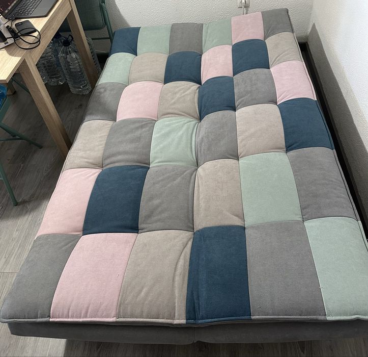 Sofá cama semi-novo, bonito e confortável da Conforama.