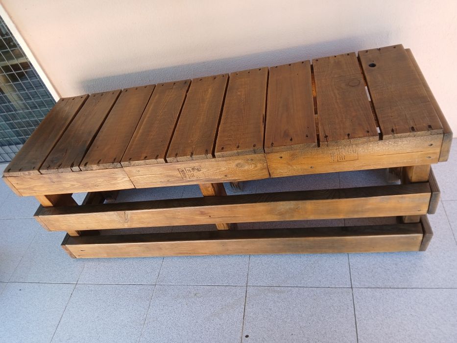 Banco e mesa de madeira rústicos