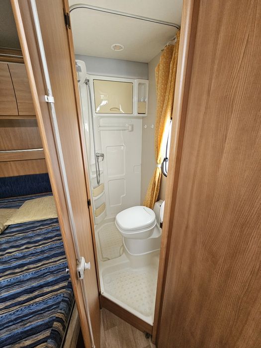 Autocaravana perfilada 2 camas sempre feitas 6 dormidas  4 lugares 68 Mil kms