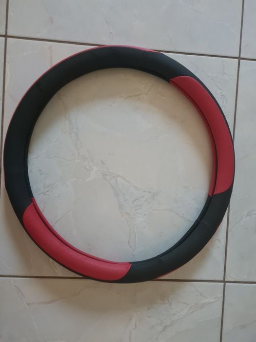 Чохол червоночорного кольору