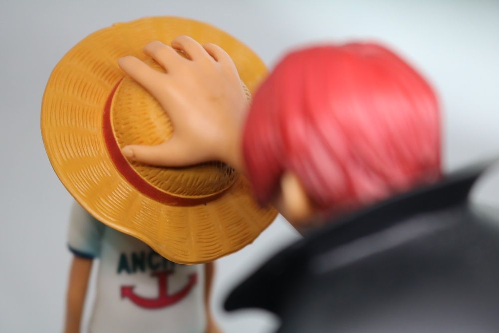 Figura Shanks e Chapéu De Palha Luffy
