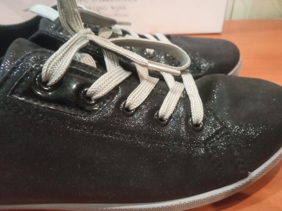 Продам женские кроссовки сникерсы Libang  в новом состоянии