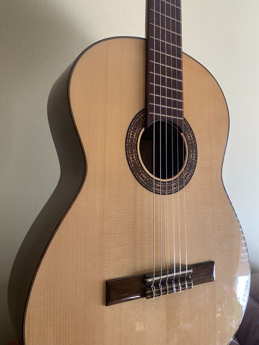 Guitarra clássica APC ANTÓNIO CARVALHOcompletament nova ofereço estojo