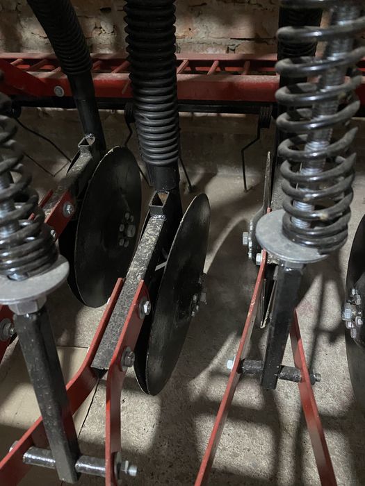 Зернова навісна сівалка