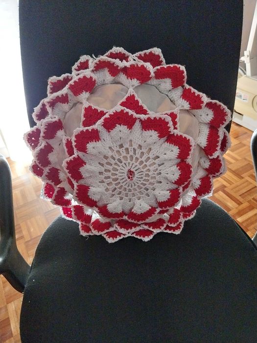 Almofada com capa feita em croché vermelho e branco