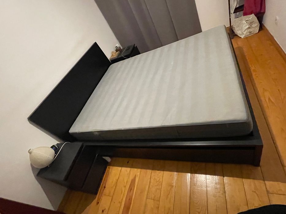 Cama casal Malm com 4 gavetas arrumação