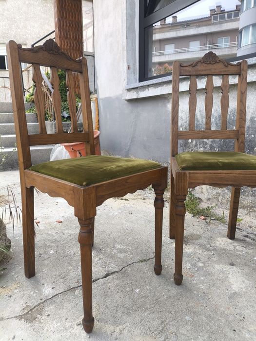 Par de cadeiras vintage em madeira maciça com estofo em veludo verde