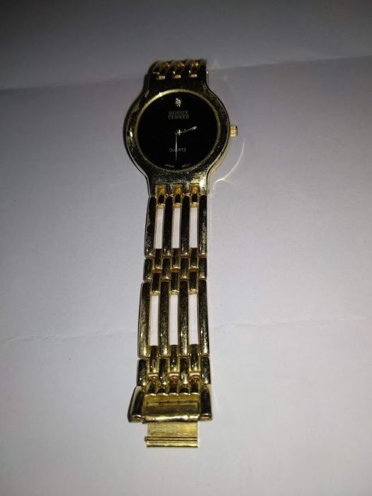 3 relogios em tom cinza ,dourado e metalico