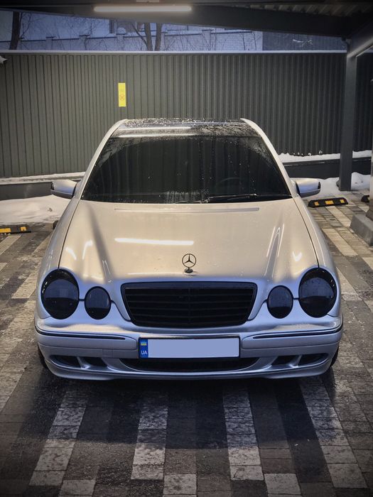 Mercedes Benz E 210