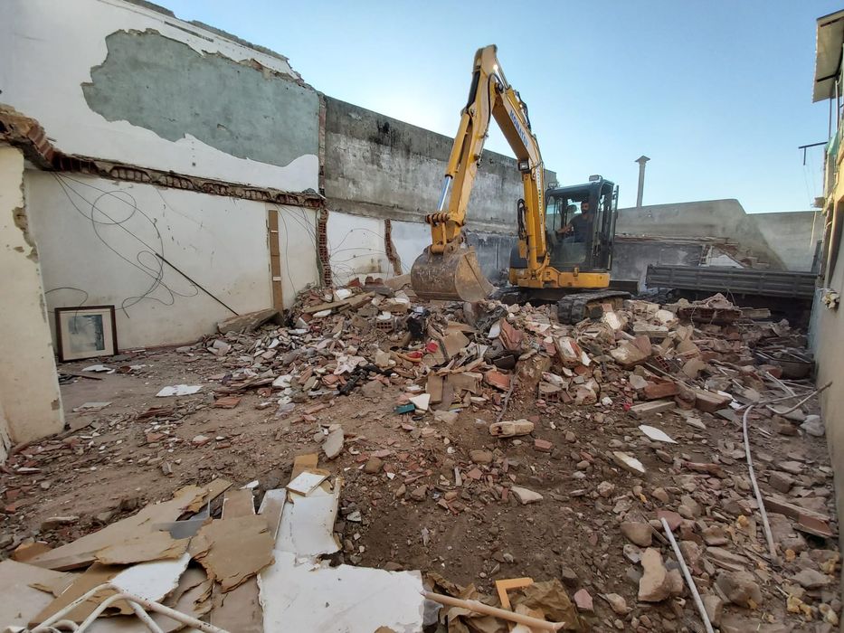 Limpezas Terrenos /Demolições/Escavações /