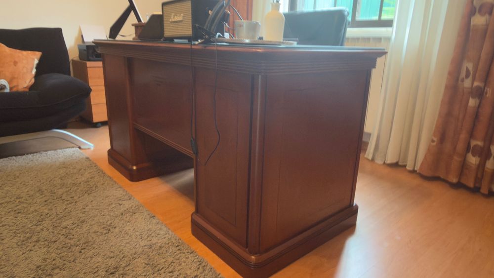 Varios moveis cristaleiras secretaria