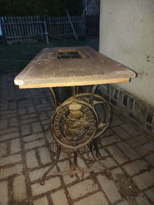 Antyczny stół do maszyny do szycia