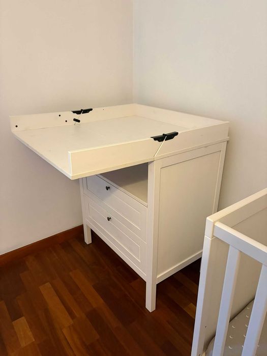 Quarto de bebé IKEA SUNDVIK — berço + colchão + trocador
