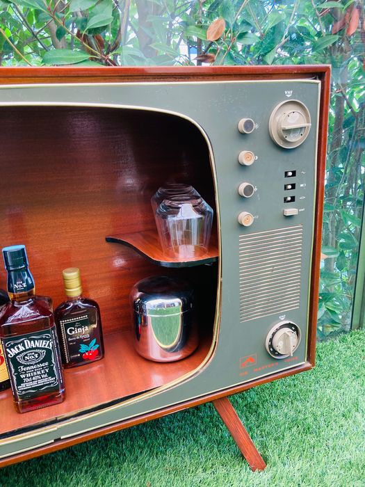 TV transformada num bar