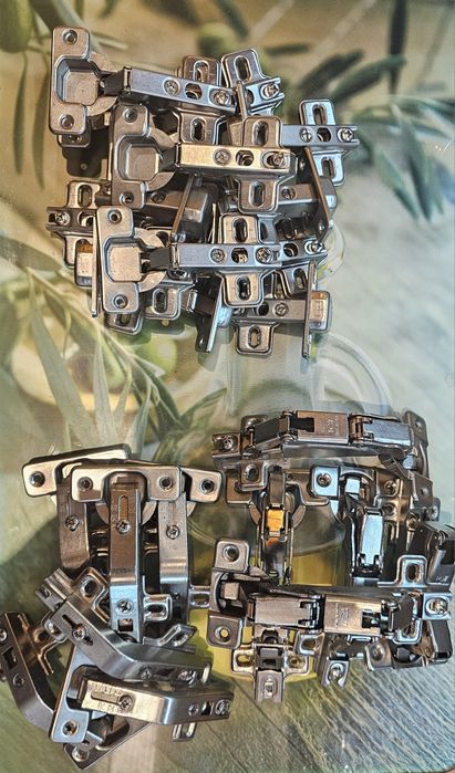 Zawiasy do szafek meblowych