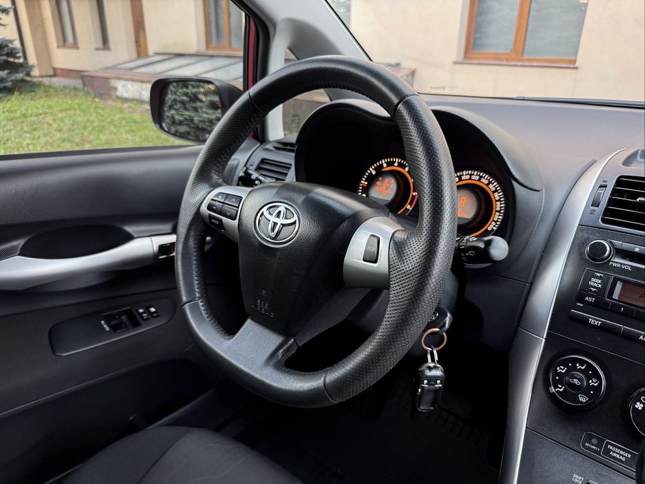 Toyota Auris 2011 год 1.6 Бензин Автомат 162000 пробег