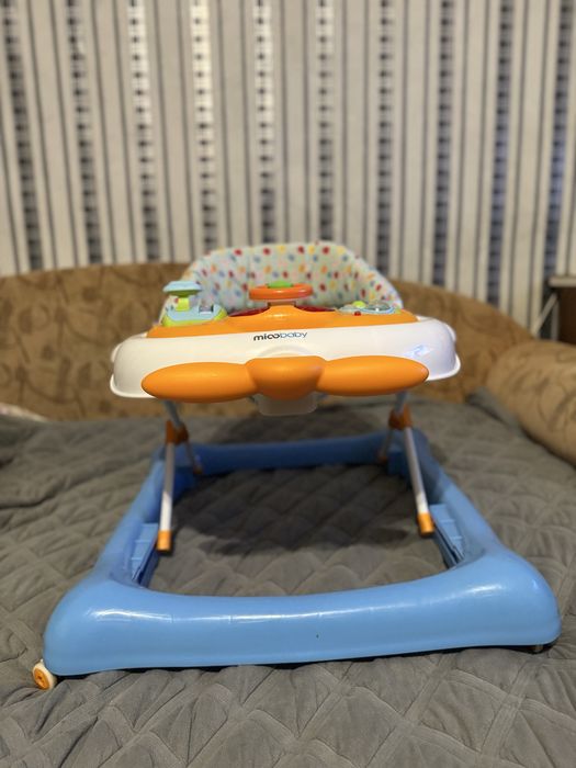 Дитячі ходунки.